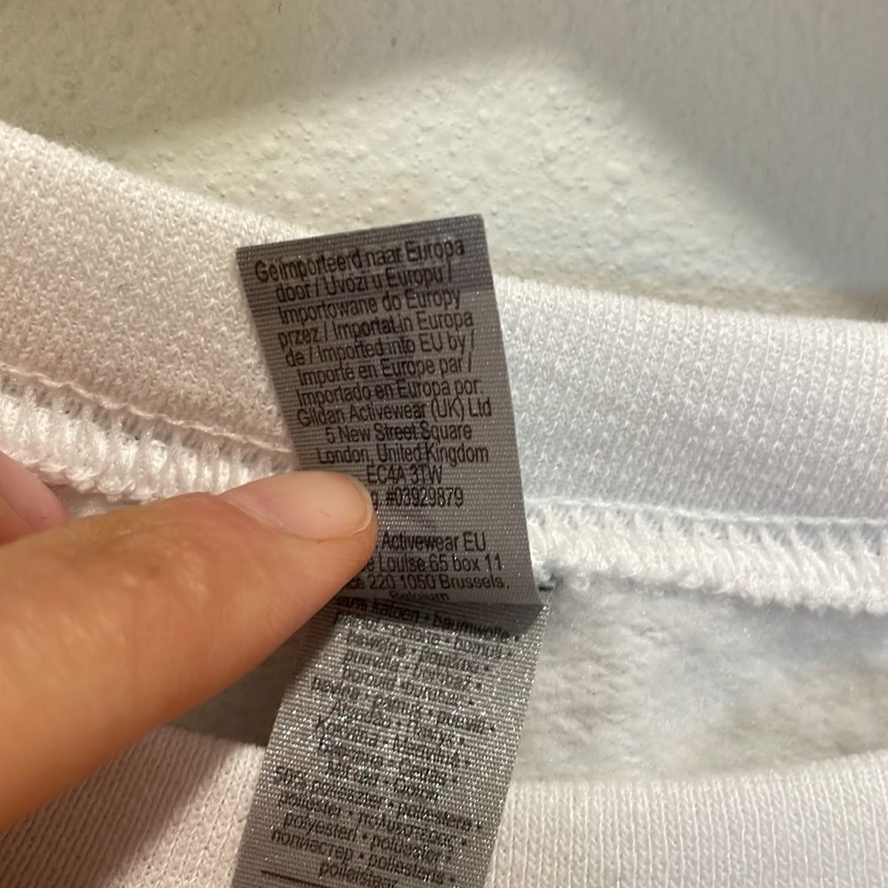NWOT Gildan woman’s white sweatshirt - Picture 7 of 9